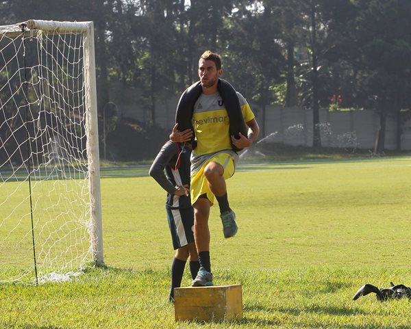 Guillermo Chavasco, el nuevo futbolista de la Universidad, realiza un trabajo de fuerza explosiva en el entrenamiento de este jueves en el estadio Revolución (Foto Prensa Libre: Edwin Fajardo)