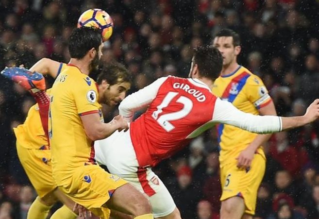 Giroud conecta para marcar "su gol" rodeado de defensores del Crystal Palace. (EPA)