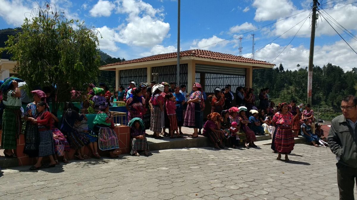 Vecinos solicitan al alcalde acciones en beneficio del municipio. (Foto Prensa Libre: Carlos Ventura)