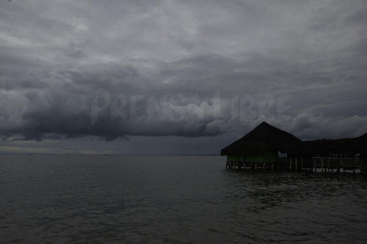 Puerto Barrios, Izabal, sería uno de los puntos donde el huracán Earl azotaría con fuerza. (Foto Prensa Libre: Edwin Bercián)