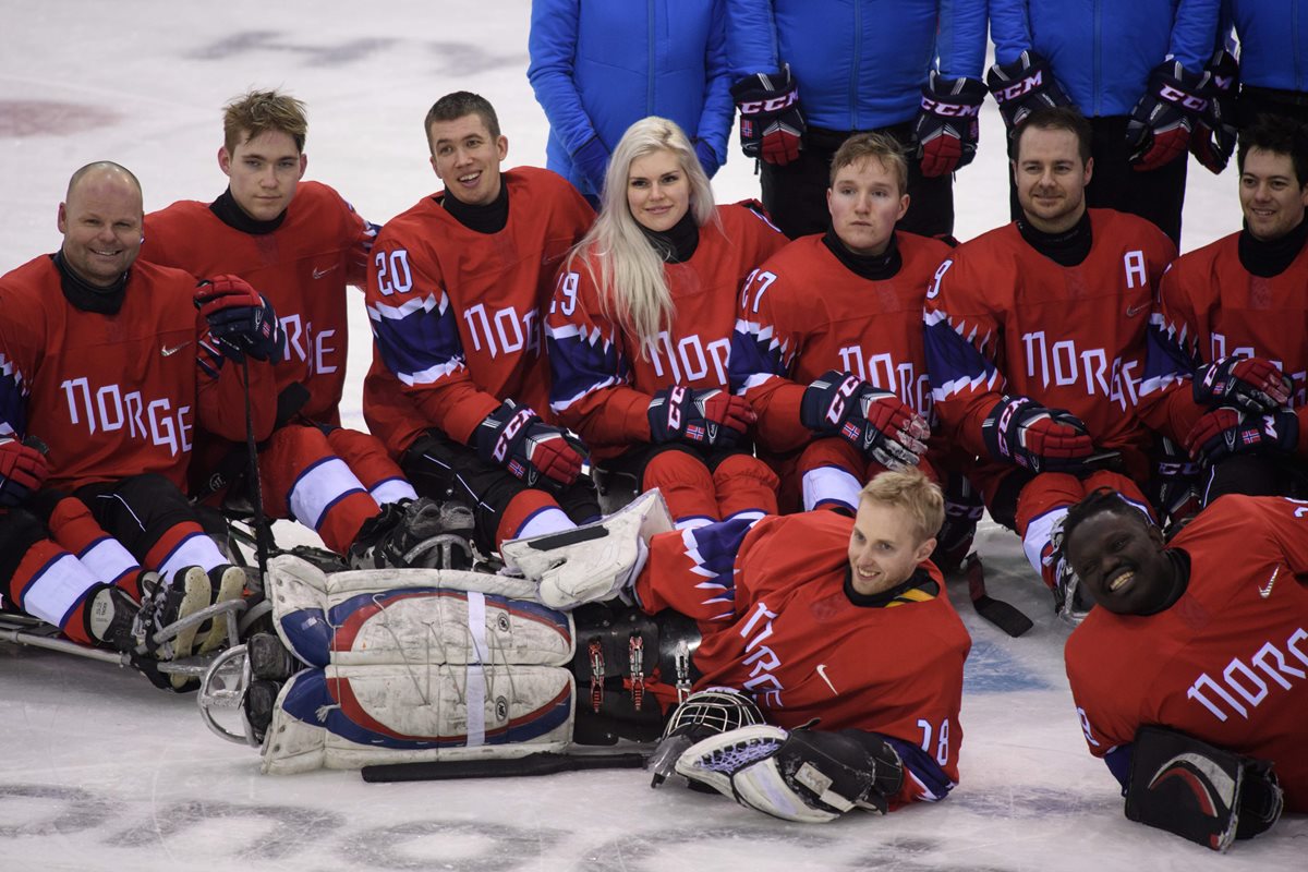 La jugadora noruega juega de delantera en el equipo noruego, siendo la única mujer en la prueba. (Foto Prensa Libre: AFP)