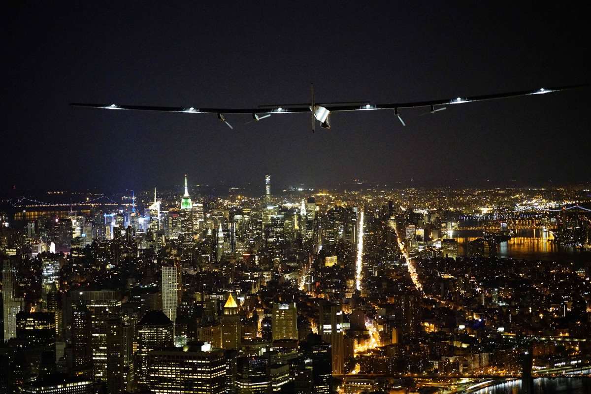 Espectacular paso del Avión Solar Impulse 2 sobre la ciudad de Nueva York, EE. UU. (Foto Prensa Libre: AFP).