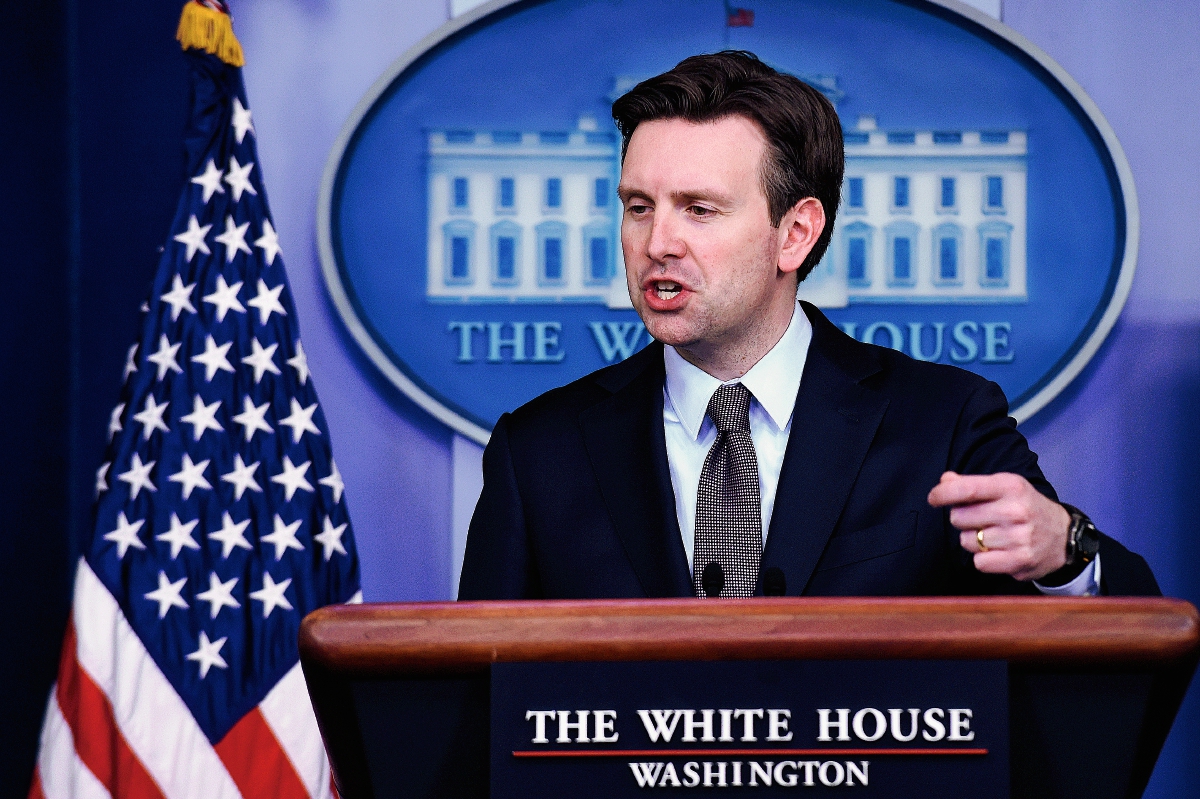 Josh Earnest, portavoz de la Casa Blanca,habla durante la conferencia de prensa. Foto Prensa Libre:AP)