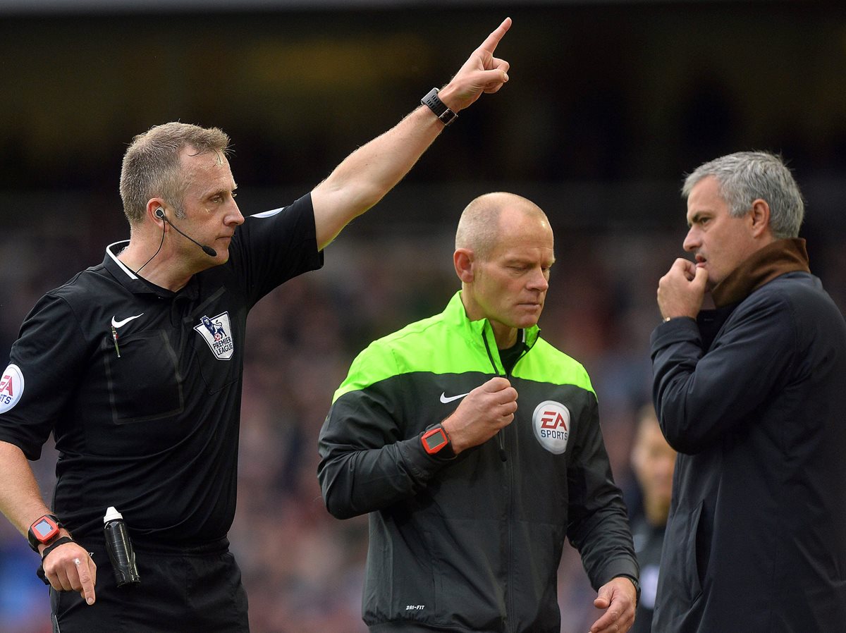 Mou tuvo que ver el segundo tiempo en las gradas, después de ser expulsado en el primer tiempo del juego. (Fotos Prensa Libre: AFP)