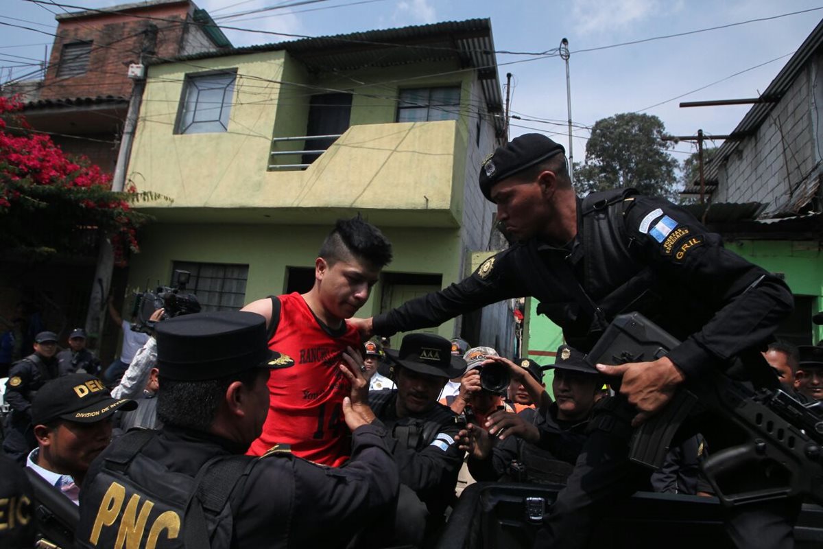 Presunto pandillero detenido en la zona 3, es señalado de haber atentado en un bus y matar a un agente de la PNC. (Foto Prensa Libre: PNC)