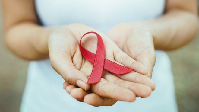 El Día Mundial del Sida se celebra el 1 de diciembre y el lazo rojo simboliza la lucha, el compromiso y la solidaridad con quienes padecen esta enfermedad. (GETTY IMAGES)