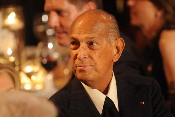 El diseñador Óscar de la Renta durante una gala de honor, en abril del 2014 en Nueva York. (Foto Prensa Libre: AFP)