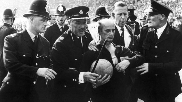 El árbitro alemán Rudolf Kreitlein tuvo que ser escoltado por la policía en un partido entre Inglaterra y Argentina en 1966. GETTY IMAGES