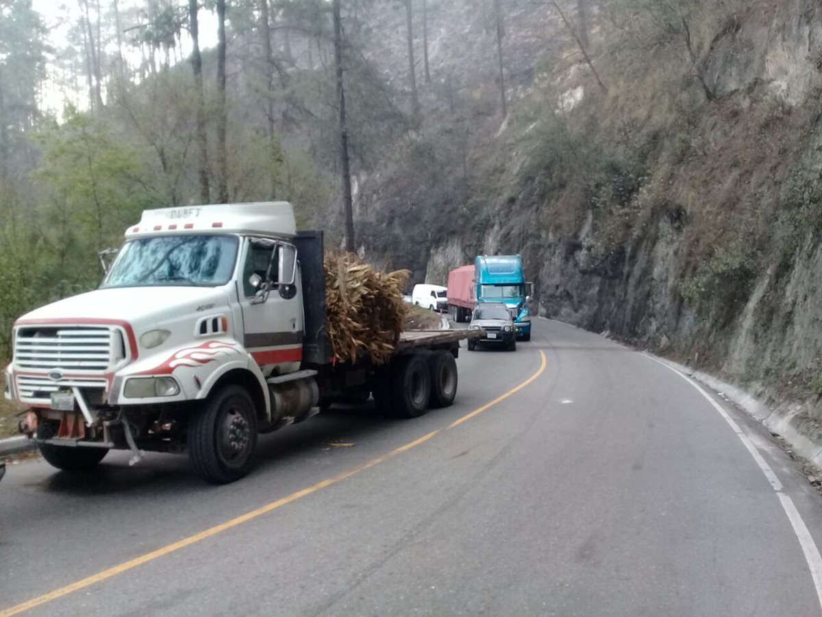 Los bloqueos generan atascos en rutas de Quiché. (Foto Prensa Libre: Héctor Cordero).