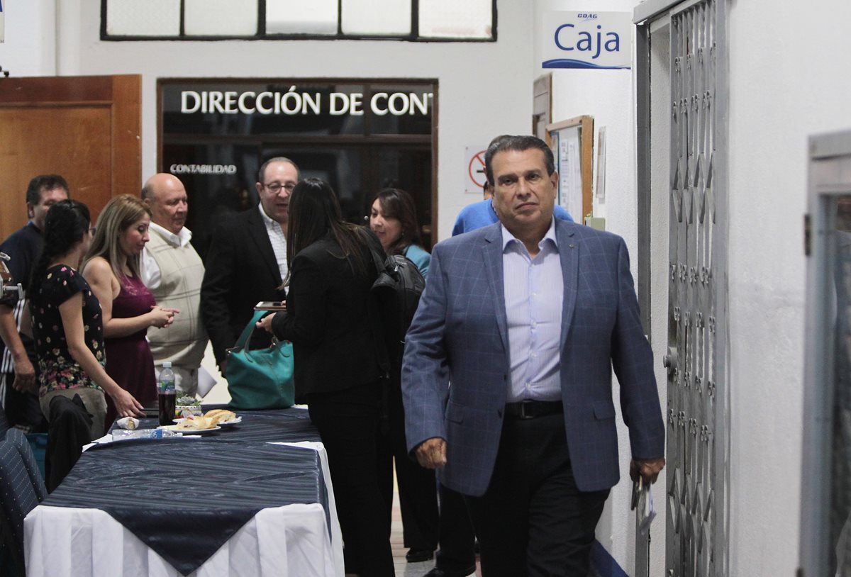 El presidente de la CDAG, Dennis Alonzo sale de la asamblea extraordinaria del deporte federado. (Foto Prensa Libre: Norvin Mendoza)