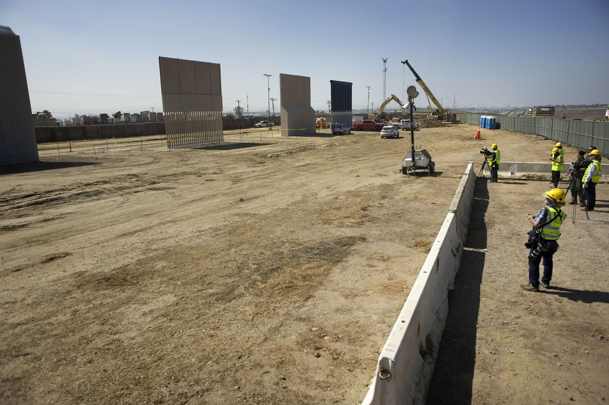 Trump celebró en Twitter que el prototipo de muro fronterizo avanza. (Foto Prensa Libre: EFE)