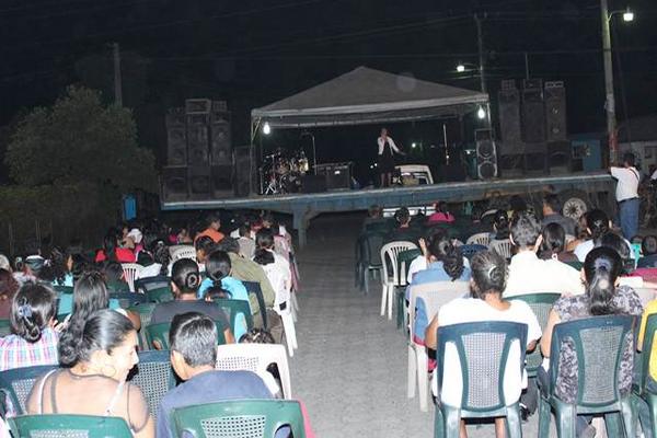 Durante Festival de la Familia, evangélicos de Tiquisate claman por la paz. (Felipe Guzmán)<br _mce_bogus="1"/>