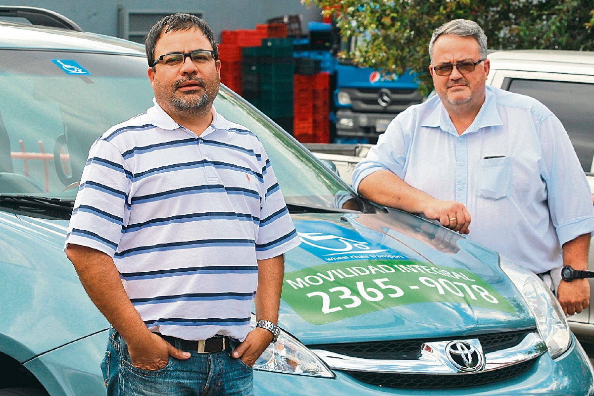 Estuardo Díaz y Eduardo Ávila diseñaron un proyecto de negocio que permite dar calidad de vida a personas con problemas de movilidad. (Foto Prensa Libre: Ávaro Interiano)