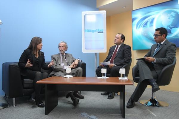 Carla Caballeros, consultora empresarial, y Gabriel Orellana,  canciller durante la administración de Portillo, conversan con el editor Antonio Barrios y el periodista Ben Kei Chin.