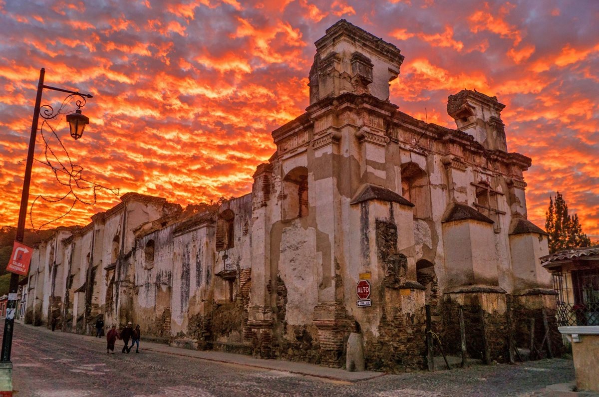 Noviembre nos regala hermosos celajes como el de esta imagen, captada en Antigua Guatemala, Sacatepéquez. Foto Prensa Libre: Roberto Masaya.