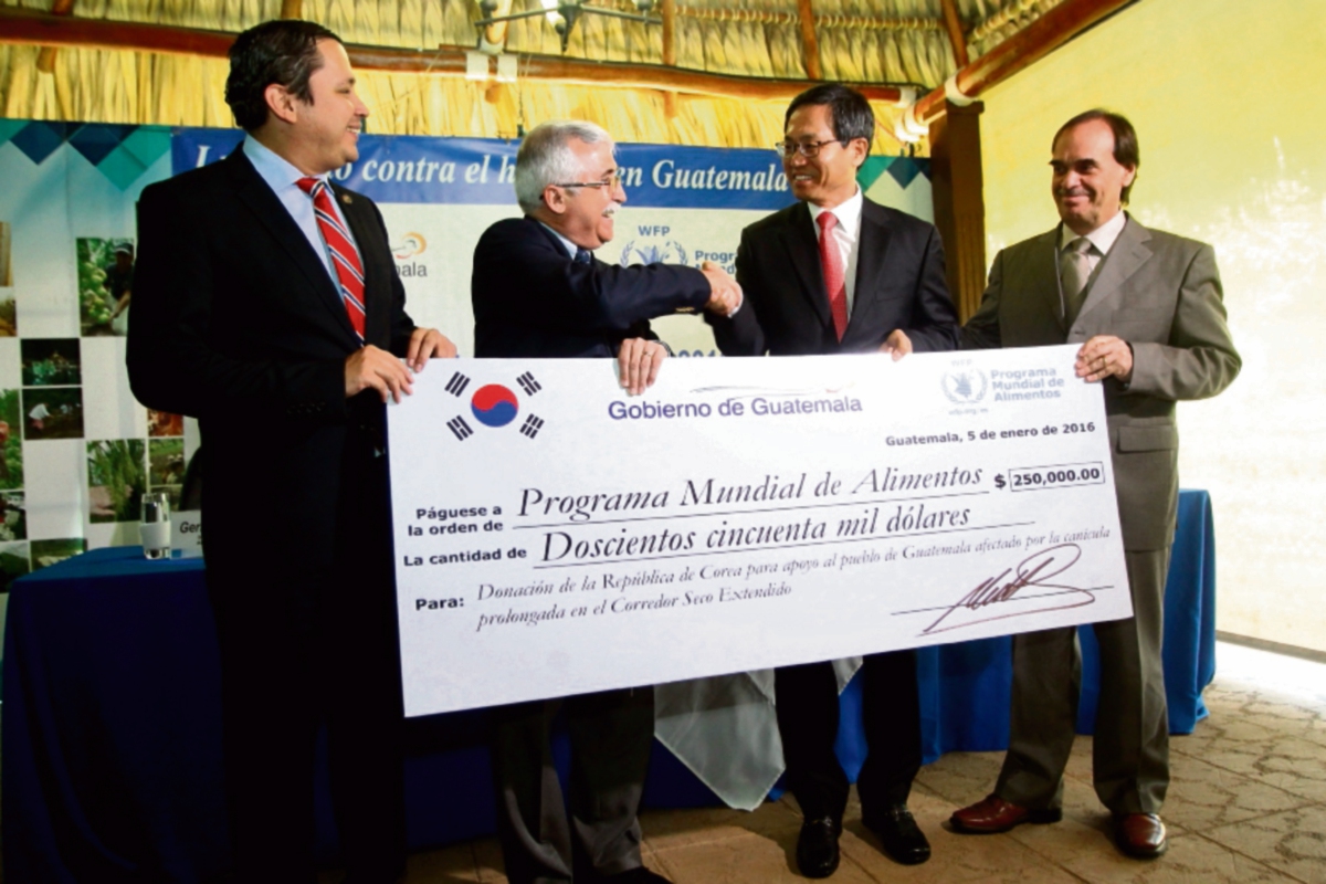 EL embajador de Corea el Sur, Woonho Lee, entrega donativo al PMA y autoridades de Gobierno.