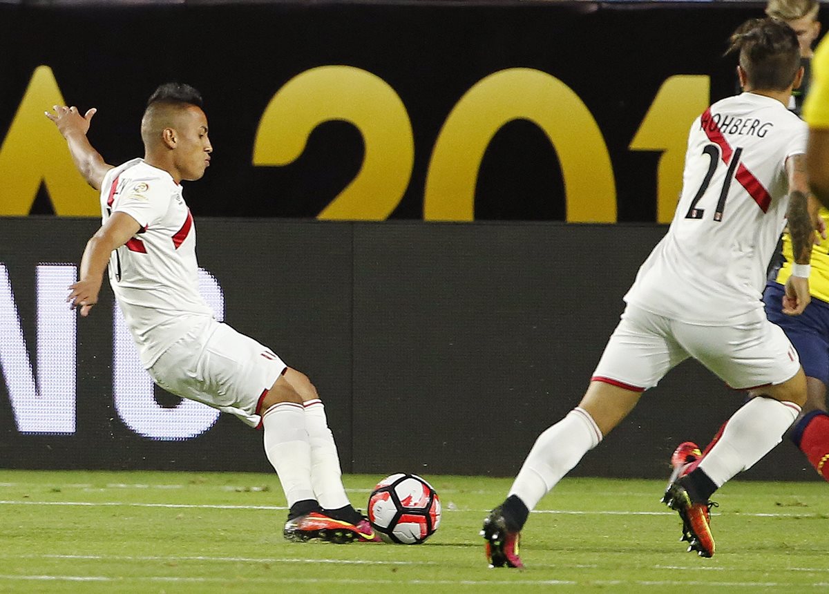 Cueva se llevó los aplausos con un tremendo gol frente a Ecuador. (Foto Prensa Libre: AP)