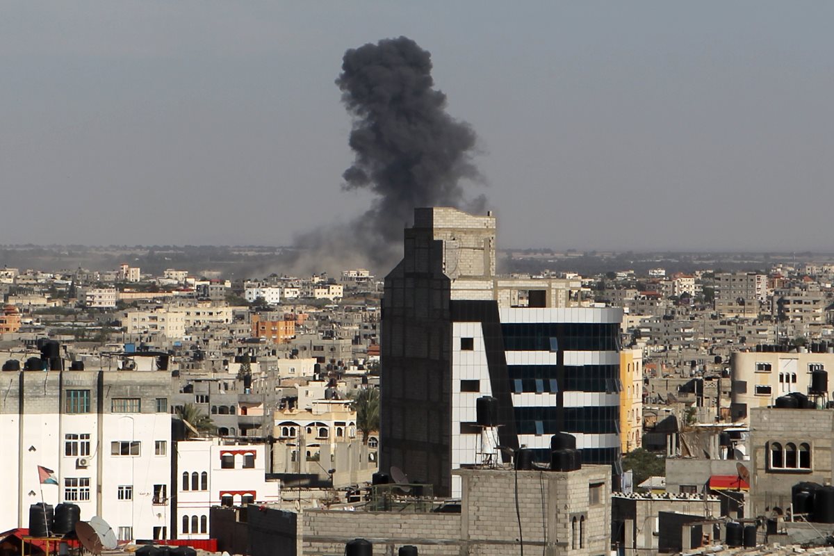 Columnas de humo se elevan en Rafah, sur de Gaza después de un ataque aéreo israelí. (Foto Prensa Libre: AFP).