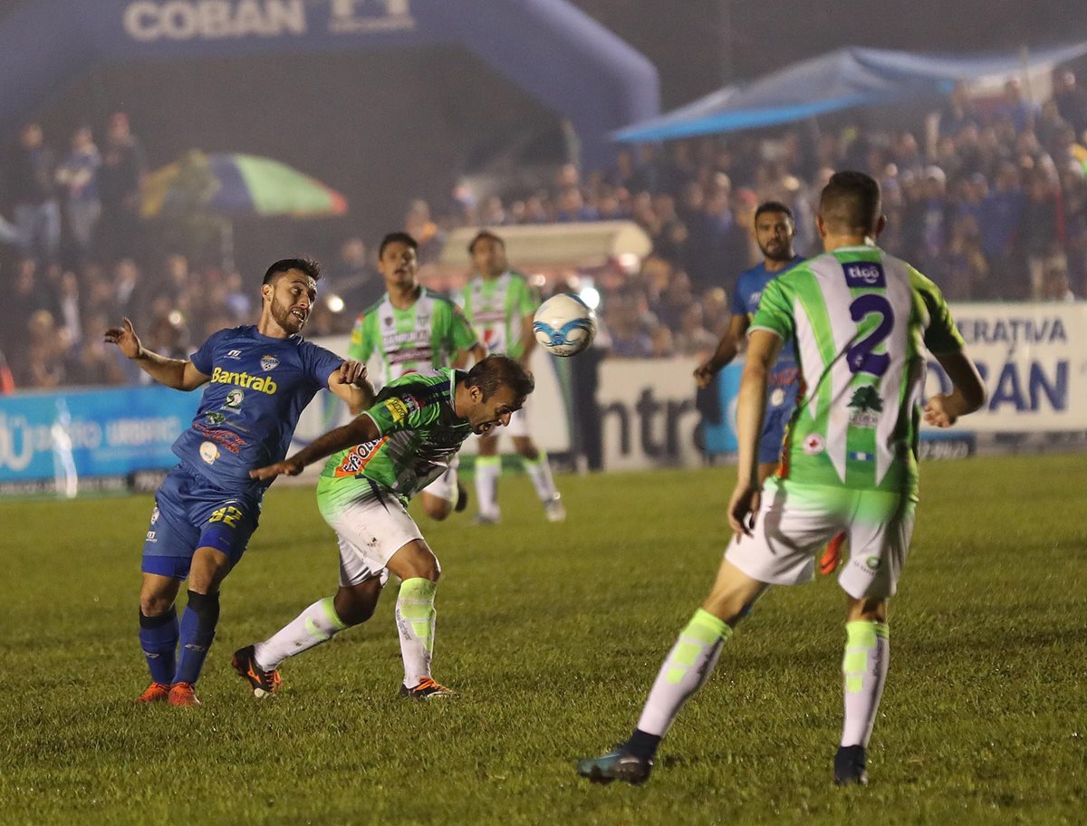 En el último partido que disputaron cobaneros y antigüeños en el estadio Verapaz, Henry David López y José Manuel Contreras libraron una interesante batalla en el mediocampo. (Foto Prensa Libre: Edwin Fajardo)