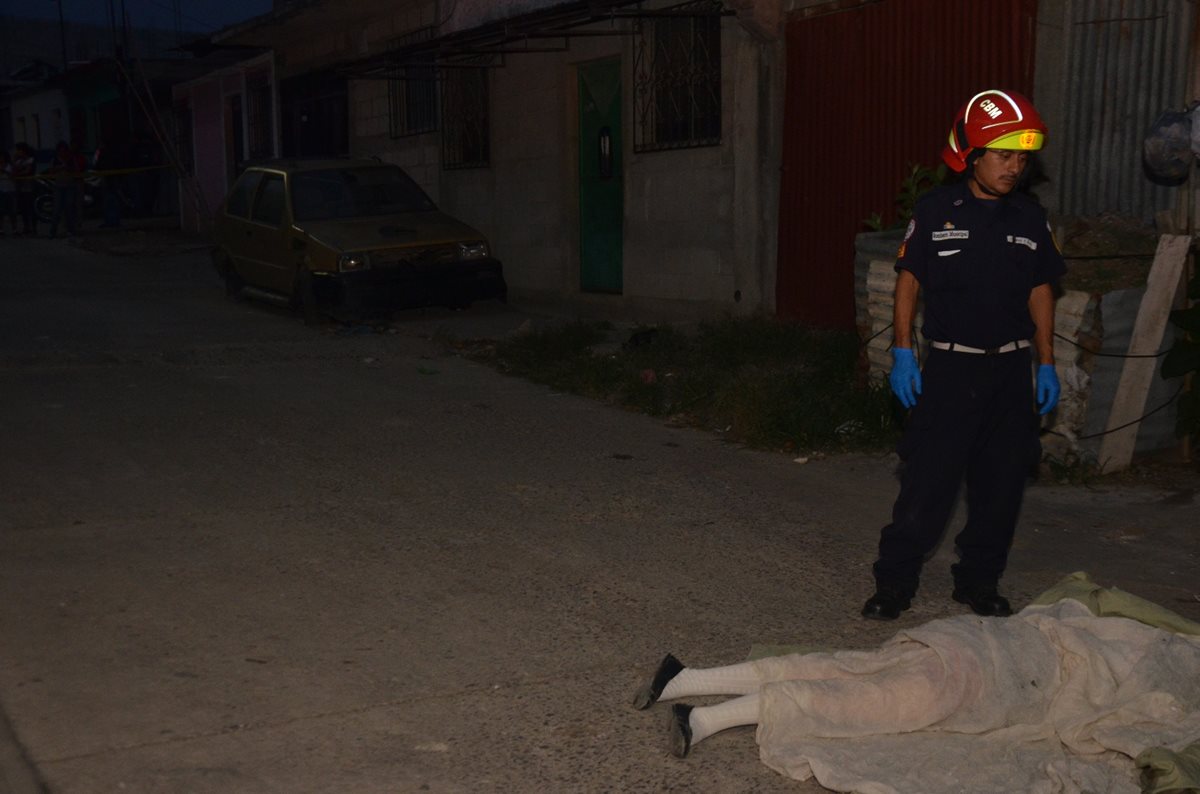 Bomberos Municipales constataron que la estudiante murió por heridas de bala.( Foto Prensa Libre: CBM)