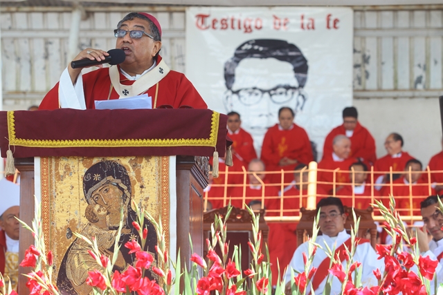 Monseñor Julio Vian Morales, durante la celebración de la misa por el aniversario de la muerte del padre Eufemio Hermógenes López Coarchita. (Foto Prensa Libre: Álvaro Interiano)