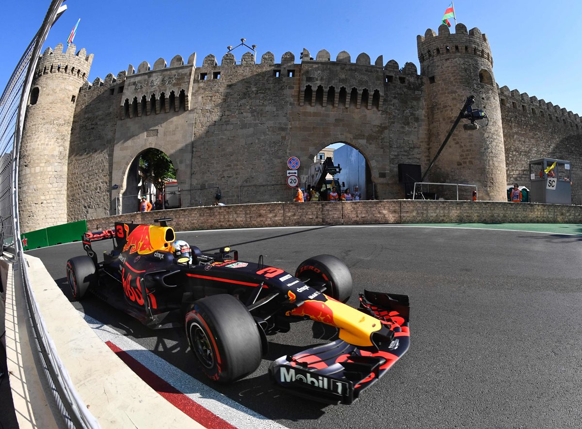 Daniel Ricciardo en acción durante el Gran Premio de este domingo, en Azerbaiyán. (Foto Prensa Libre: AP)