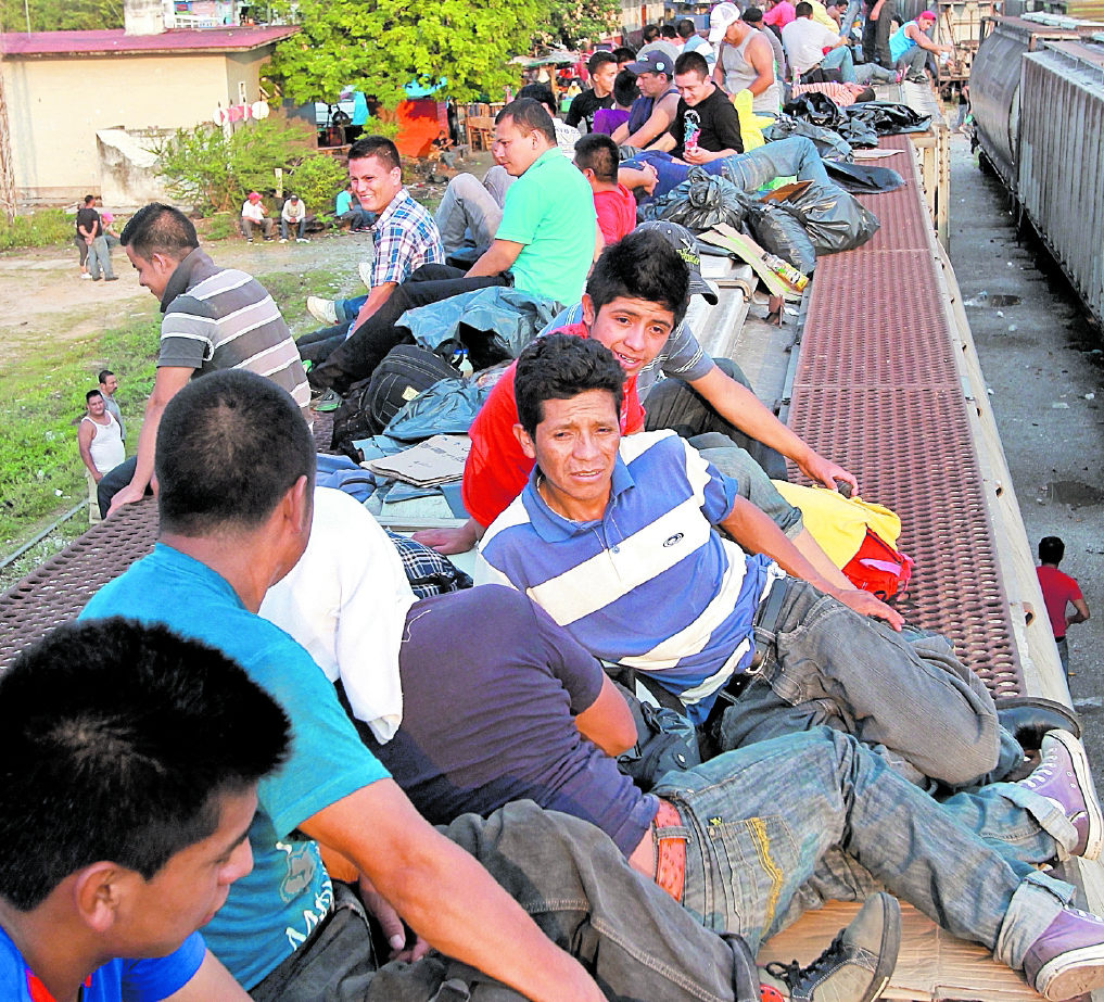 El calvario que viven los migrantes guatemaltecos (y centroamericanos) que viajan en tren mexicano, rumbo a Estados Unidos.  En la imagen, el tren de carga llamado la Bestia lleva sobre su techo, decenas de migrantes rumbo a Oaxaca. (Foto Prensa Libre: Hemeroteca PL)