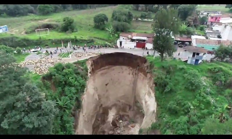 Vista del hundimiento ocurrido hace una semana en el km 165, Santa Cruz del Quiché. (Foto Prensa Libre: Héctor Cordero)