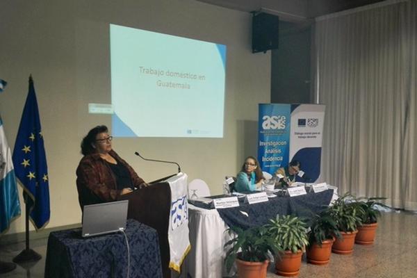 Aspecto del foro sobre las mujeres trabajadoras en Guatemala, efectuado por Asies.  (Fotografía Prensa Libre. Pedro Barrera)