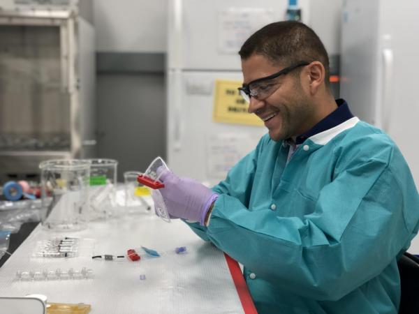 El doctor Luis Zea ha trabajado en varias misiones espaciales. Como administrador de integración de esta investigación, desarrolló un equipo para el descongelamiento de células cancerígenas en la microgravedad del espacio. (Foto Prensa Libre: University of Colorado Boulder)