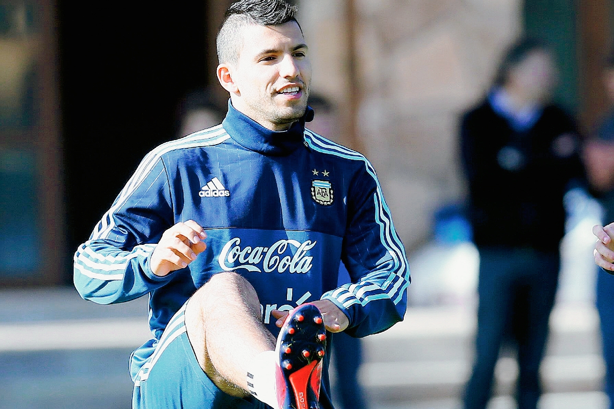 Sergio Agüero durante uno de los entrenamientos de la Selección Argentina. (Foto Prensa Libre EFE)