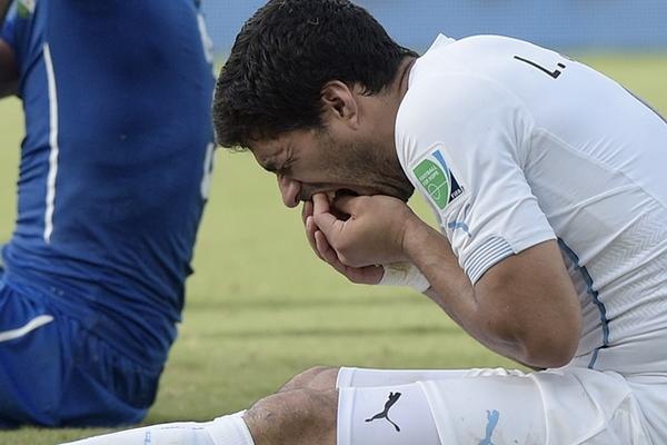 Luis Suárez se queja de una falta de Chiellini en el incidente de la supuesta mordida. (Foto Prensa Libre: AFP)