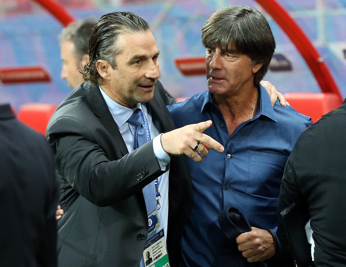 El técnico argentino, Juan Antonio Pizzi, saluda al entrenador alemán Joachim Löw antes del partido. (Foto Prensa Libre: EFE)