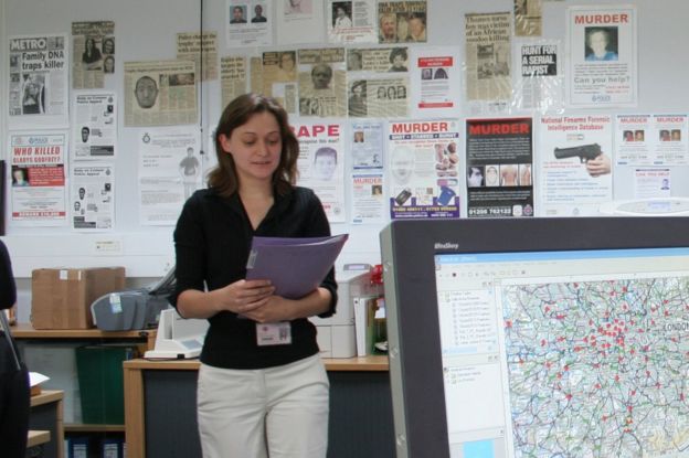 Frances Bates, retratada aquí en 2005, revolucionó la investigación con el uso del ADN familiar para encontrar el asesino de Gladys Godfrey. (FORENSIC SCIENCE SERVICE)