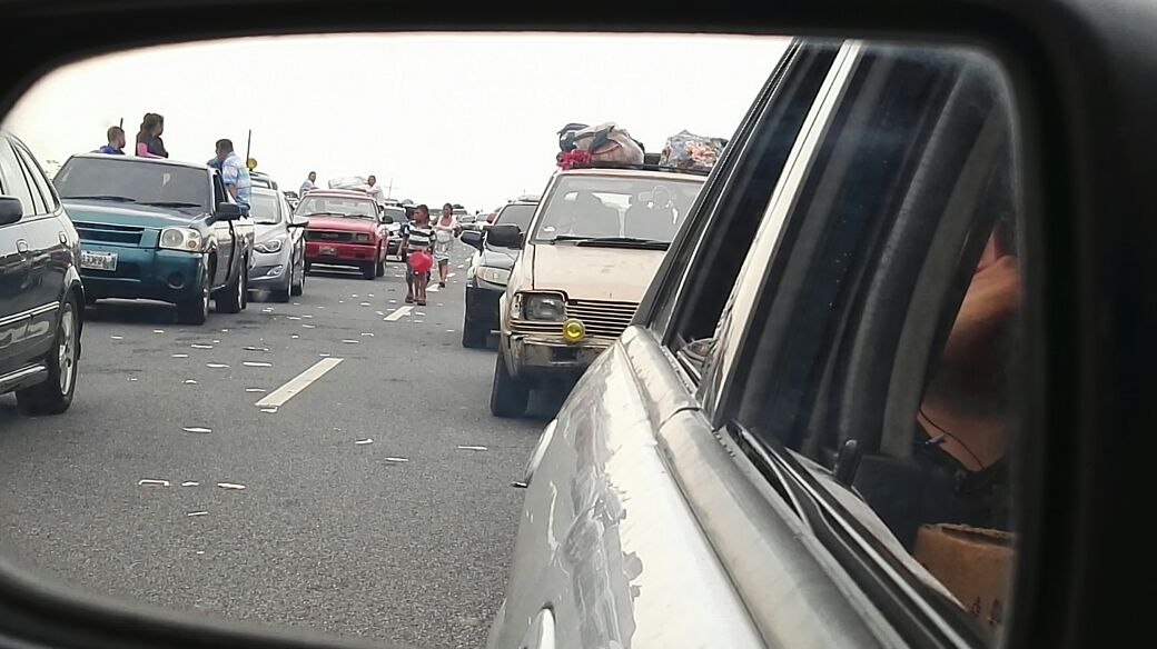 Casi una hora se tardan pilotos para avanzar tres kilómetros en Cocales, Patulul, Suchitepéquez, (Foto Prensa Libre: Willian Cumes)