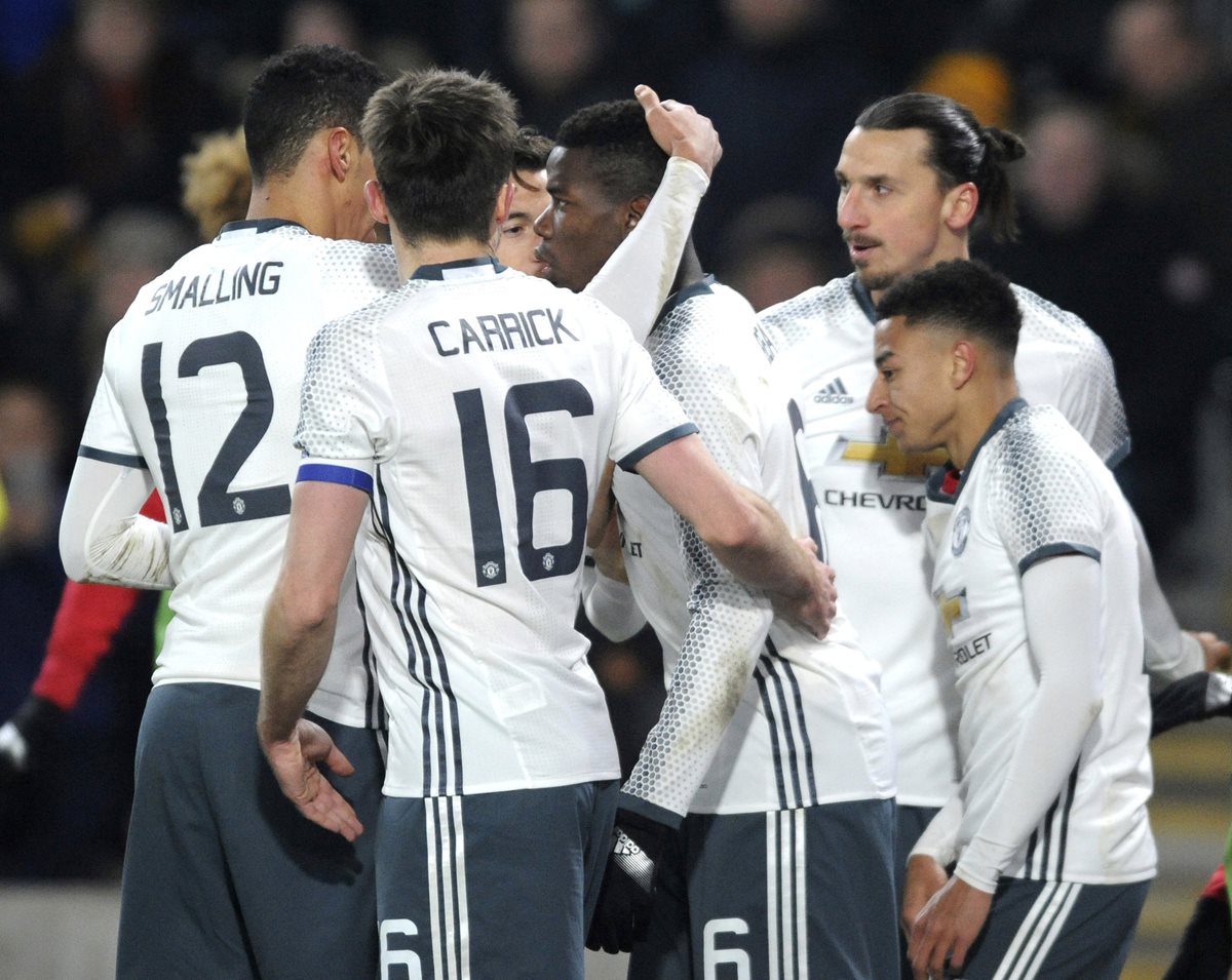 Paul Pogba es felicitado por sus compañeros de equipo en el triunfo frente al Hull. (Foto Prensa Libre: AFP)