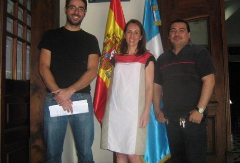 De izquierda a derecha: Juan Ramírez -gestor cultural del CCE/G), Inmaculada Ballesteros -directora del CCE/G) y José Farnés -promotor cultural y musical independiente-. (Foto Prensa Libre: José Roberto Leonardo)