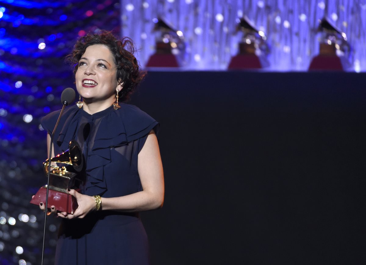 La cantautora mexicana Natalia Lafourcade fue la gran vencedora en la 16 entrega de los Latin Grammy. (Foto Prensa Libre: AP)