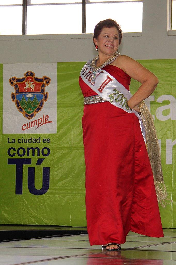 Ingrid Fidelina González de Valle recibe la bancada de Mrs. Abuelita 2017-2018. (Foto Prensa Libre: Municipalidad de Guatemala)