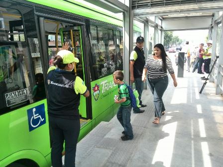 Usuarios de Transmetro escuchan desde un sistema de sonido las indicaciones del recorrido que hace la unidad. (Foto Prensa Libre: Hemeroteca PL)