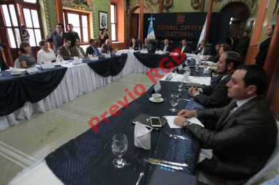 El pleno de magistrados del TSE resolvió multar a los partidos PP, UNE y Líder por campaña electoral anticipada durante la Semana Santa. (Foto Prensa Libre: Paulo Raquec).