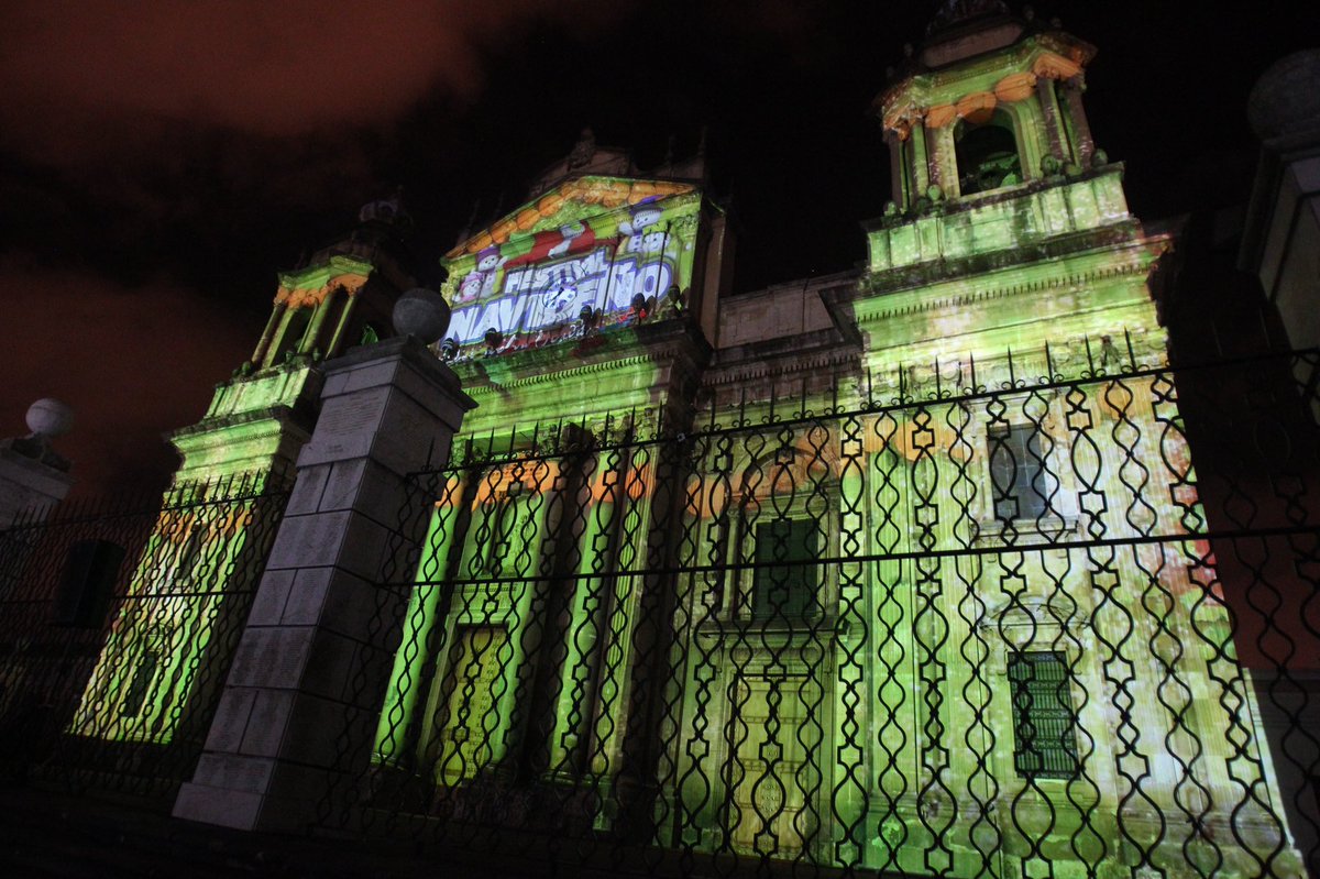 La fría noche de diciembre acogió la proyección del mapping en el Parque Central. (Foto Prensa Libre: Keneth Cruz)