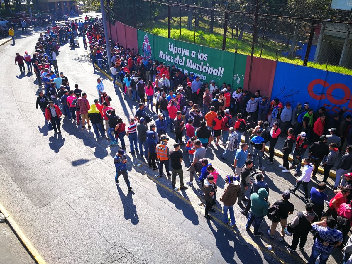 Los rojos apoyarán con todo al equipo de sus amores en la primera final del Apertura 2017. (Foto Prensa Libre: Paulo Raquec)