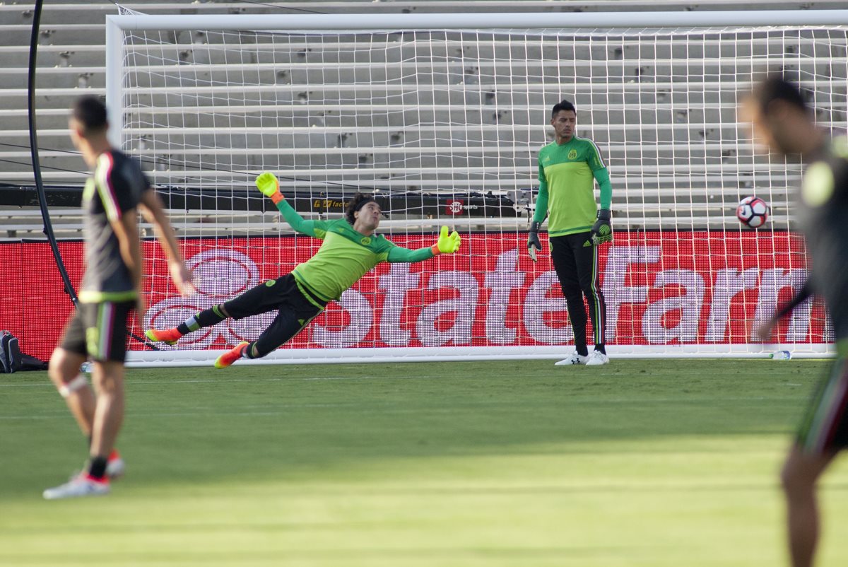 México está a un triunfo de avanzar a los cuartos de final de la Copa América Centenario. (Foto Prensa Libre: EFE)