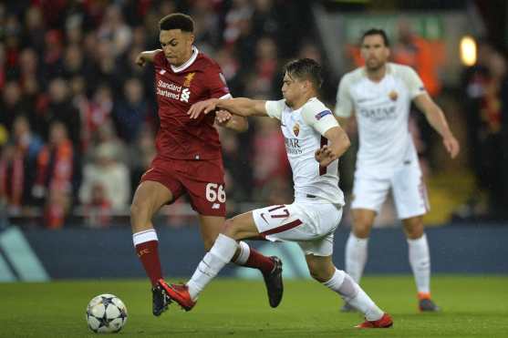 Trent Alexander-Arnold del Liverpool (i) disputa el balón con Cengiz Under de la AS Roma (d). (Foto Prensa Libre: EFE)