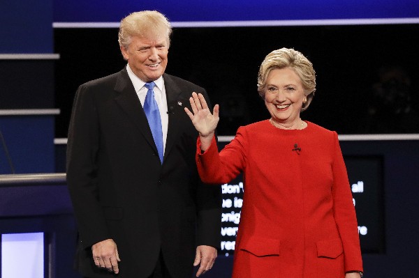 Donald Trump y Hillary Clinton, se saludan antes del debate presidencial en Hempstead. (Foto Prensa Libre:AP).