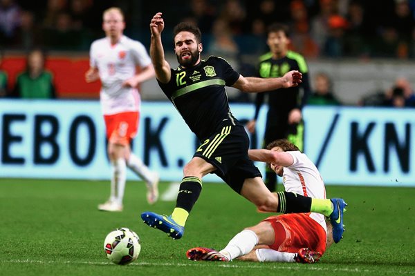 Dani Carvajal, de España y Daley Blind, de Holanda, disputan el balón. (Foto Prensa Libre: AFP).