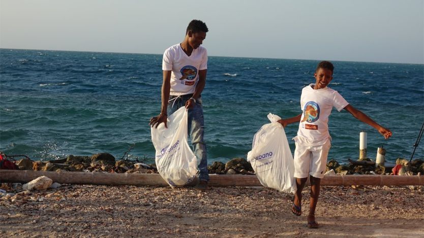 Adrián Caraballo de Hoyos (izq.) lidera la organización Salvadores del Arrecife, en la que 30 niños y jóvenes entre los 7 y 22 años trabajan por la sostenibilidad del islote. NATALIA GUERRERO