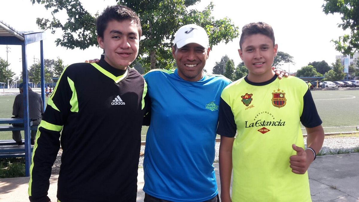 El goleador histórico de Municipal y de la selección nacional, Juan Carlos Plata, compartió con los niños de la Fundación Rojos del 74, en uno de los campeonatos que se desarrollan en los Campos del Roosevelt. (Foto Prensa Libre: cortesía Fundación Rojos del 74)