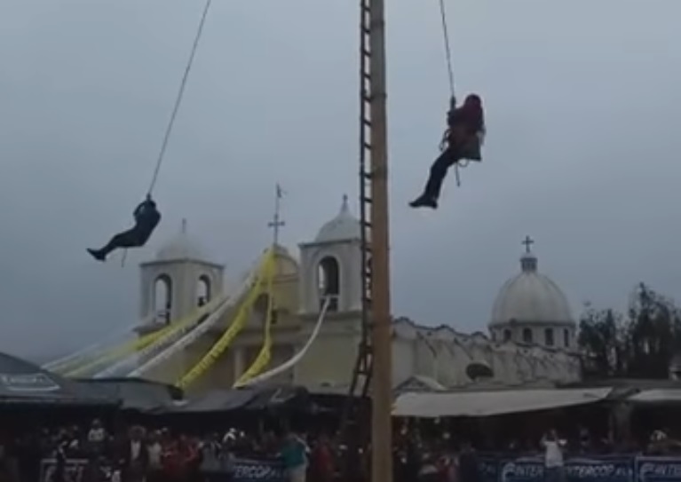 Héctor Hernández, alcalde de San Martín Jilotepeque, Chimaltenango, cuelga del palo volador. (Foto Prensa Libre: YouTube)